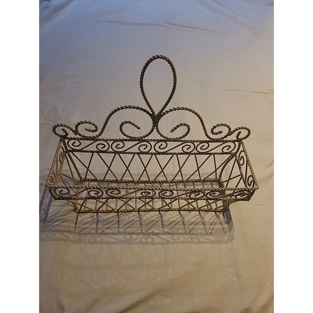 Cottage Twisted Wire Iron Wall Rack Hanging Basket
